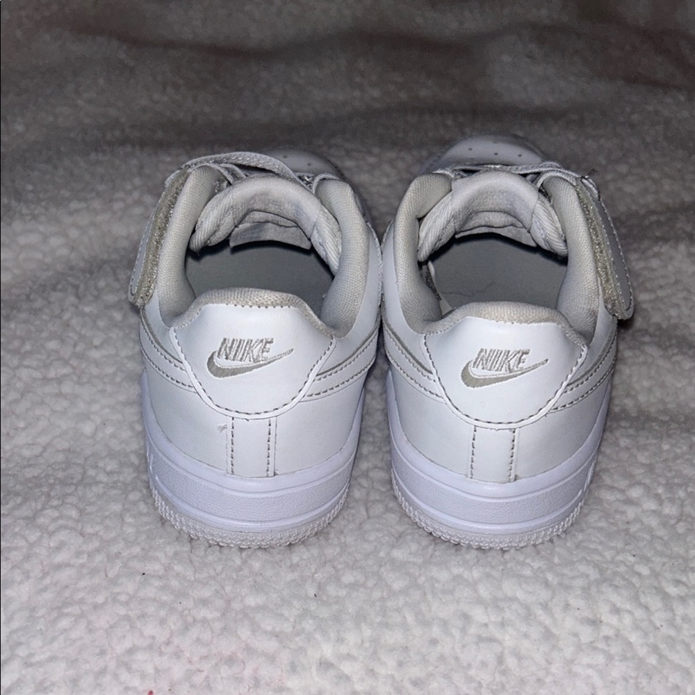 Nike White Sneakers Low-Top Leather Design - Picture 3 of 8
